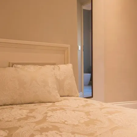 Bed & Breakfast - Downtown's Charming