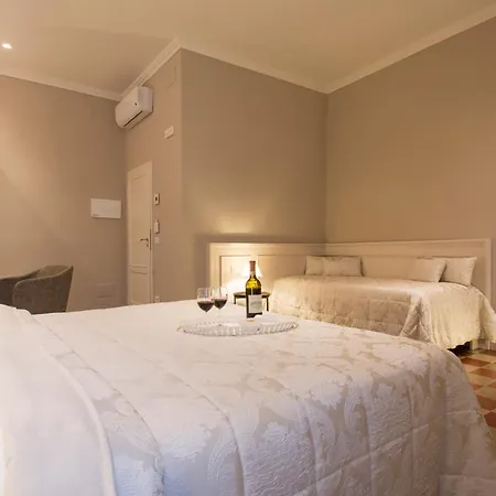 - Downtown's Charming Bed & Breakfast 4*